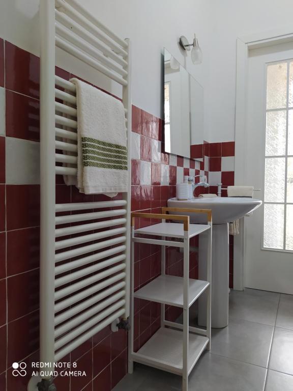 Bagno con piastrelle rosse e bianche e doccia