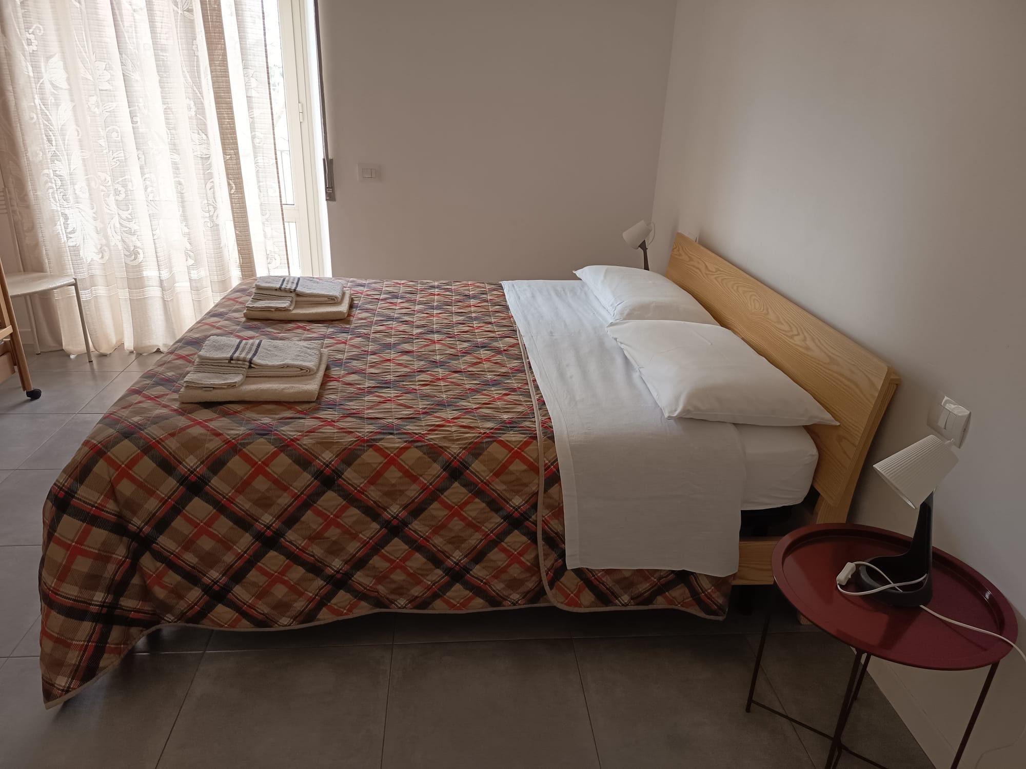 Camera matrimoniale con letto in legno massello